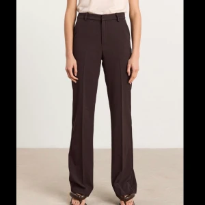 Kostymbyxor - Säljer dessa bruna Kostymbyxor från Lindex.