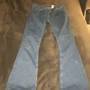 Hej jag säljer ett par jeans i färgen blå och stoleken 152 har andvänt dom typ 2 gånger (hoppas nån vill köpa)😍😍  