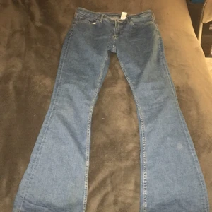 Blå jeans - Hej jag säljer ett par jeans i färgen blå och stoleken 152 har andvänt dom typ 2 gånger (hoppas nån vill köpa)😍😍  