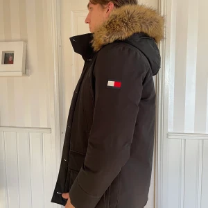 Tommy Hilfiger jacka - Använd 1 vinter, ett litet Jack på en ficka på framsidan annars bra skick. Storlek L