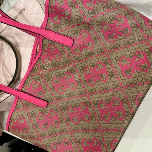 Guess väska - Jätte härlig äkta GUESS väska som är i jättebra skick. Fråga om fler bilder. Köparen står för frakten 🫶🏼