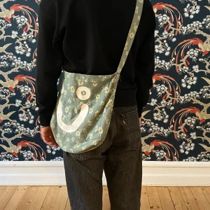 Polar smiley sidebag  - Polar sidebag med smiley och sad face  99kr exklusive frakt 