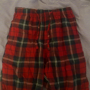 Röda pyjamasbyxor  - Rutiga pyjamasbyxor från hm. Perfekt till jul och vinter. Storlek xs. Använda men i bra skick. Köparen står för frakt🤗💕