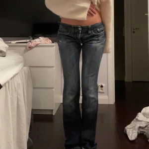 Lågmidjade jeans - ❕INTRESSEKOLL❕på mina supersnygga lågmidjade bootcut jeans. Skriv privat vid frågor eller fler bilder!! Startar budgivning om fler är intresserade 