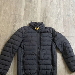 Parajumer - Storlek M, den är som ny, inga hål eller slitage!