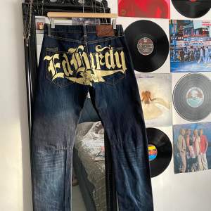 Säljer mina Ed Hardy jeans med tryck på rumpan. Midja: ca 78-80cm, innerbenslängd ca 84cm. Jag är 157 och de sitter så på mig. Skriv om ni har frågor❤️‍🔥