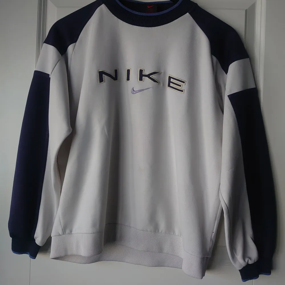 Jättefin vintage sweater från Nike. I gott skick men viss användning syns. Köpt här på plick för ca 800 kr. Storlek m men är rätt liten i storleken så den skulle passa S med Finns i Stockholm eller skickas mot frakt! 😊 . Tröjor & Koftor.