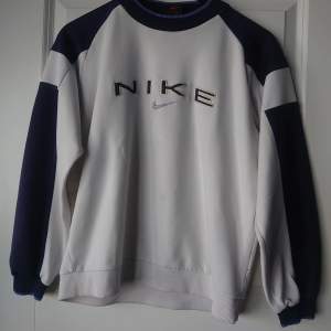 Jättefin vintage sweater från Nike. I gott skick men viss användning syns. Köpt här på plick för ca 800 kr. Storlek m men är rätt liten i storleken så den skulle passa S med Finns i Stockholm eller skickas mot frakt! 😊 