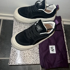 Eytys skor  - Bra skick, sparsamt använda. Låda och dustbag tillkommer. Mockan är helt fläckfri, sulan är lite små smutsig men går lätt att rengöra. 