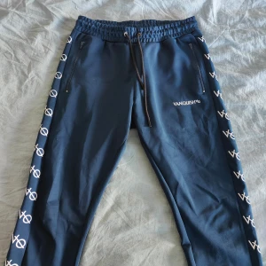 Vanquish joggers - Marinblå joggers från vanquish. Bra skick, inga skador på plagget. Storlek L.
