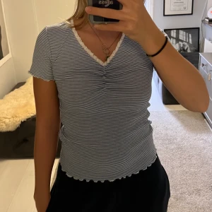 Randig blå T-shirt  - Säljer denna oanvända T-shirt från Holly White. Materialet är stretchigt och behagligt!  Köparen står för frakten!!