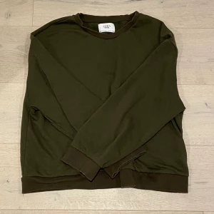 Snygg Zara tröja - Perfekt höst tröja från Zara. fin passform och mjuktmaterial. Tycker ingen av bilderna framhäver färgen ordentligt. Ganska mörk grön men ändå rätt så neutral, kanterna på tröjan är snäppet mörkar. Super fin hösttröja. 