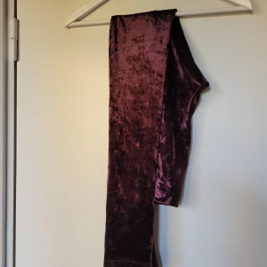 Sammetstights Mörklila - Supersköna tights i sammet/plysch. Stl S. Mörkt plommonlila/ vinröd. Secondhand,  som nya, innga fel!