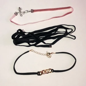 chokers - 10 kr st. alla för 25 kr. använt den långa svarta en gång, resten oanvända. 