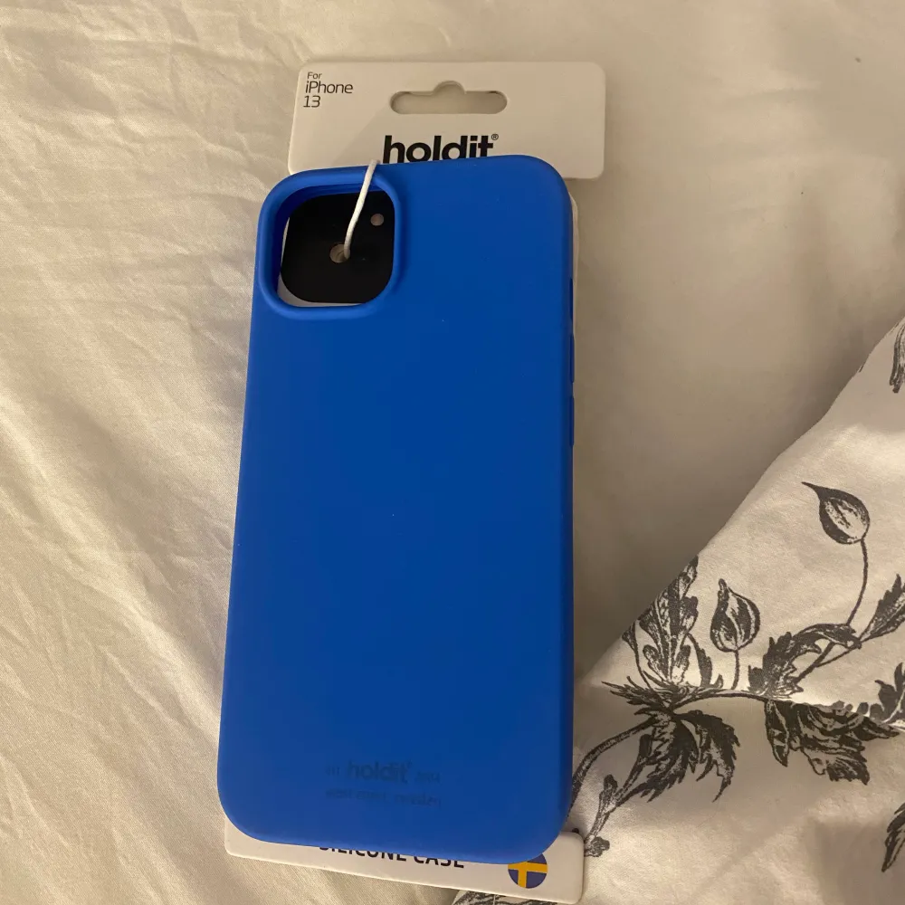 Så fint blått skal från Holdit till iPhone 13!💙 helt oanvänt!! köpt för 199, säljer för 90 + frakt!!🫶🏻. Accessoarer.