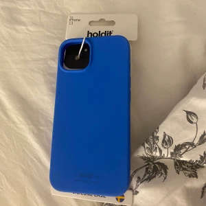 Skal! - Så fint blått skal från Holdit till iPhone 13!💙 helt oanvänt!! köpt för 199, säljer för 90 + frakt!!🫶🏻