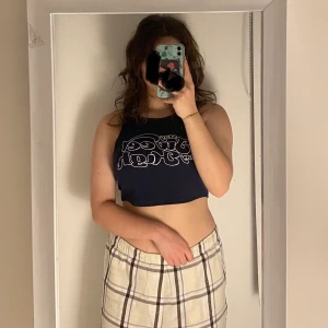 Mörkblå croppad topp  - Säljer denna mörkblåa croppade topp från SHEIN. Har använts en gång och sen har den bara legat o ruttnat i min garderob. 