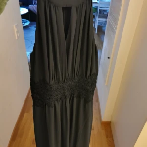 VILA maxidress - Underbart fin klänning från Vila. Denna har blivit annd vid ett tillfälle så den är i nyskick. Klänningen är frön VILA och är i strl 34