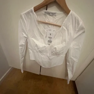 Bershka topp - köpte ifrån Bershka  aldrig använder på grund av fel storlek, storlek är s  nyttpris 299kr 