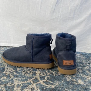 Uggs - Låga mörkblå uggs i superbra skick. Verkligen svinsnygga men säljer då de är för stora på mig. Köparen står för frakten 💕