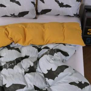 Grå sängkläder med fladdermöss. Guldgul baksida. 1 påslakan 160x220 cm. 2 örngott 50x75 cm. NYTT aldrig använt. Frakt tillkommer möter inte upp.
