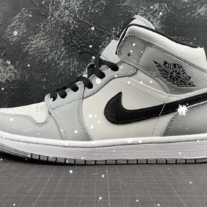 Jordan Smokey Grey Low/Mid - Alla storlekar Kvitto medkommer Stock-X verifierade Vi står för frakt.  Hör av er !