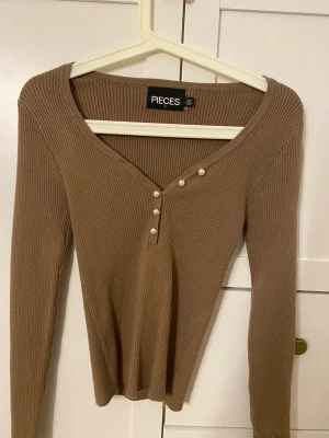 Beige mysig topp  - Mysig beige topp perfekt för utgångar under vardagen, använd endast en gång. 