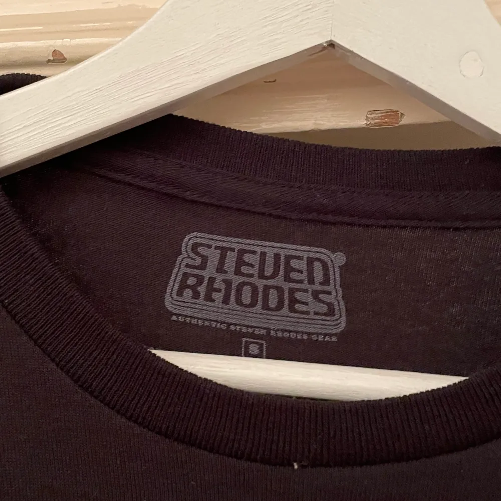 Skitcool vintage långärmad från Steve Rhodes som ger en skön vibe som schasar bort äckel!  . T-shirts.
