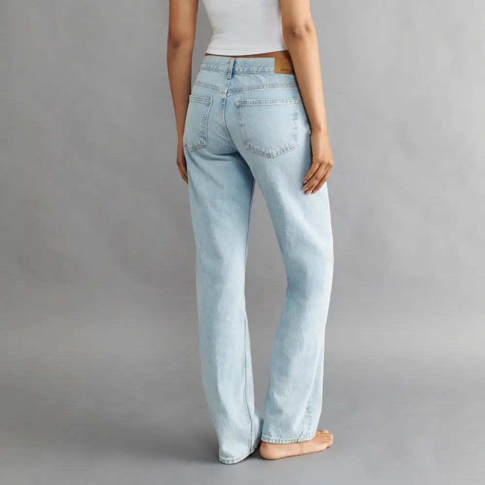 Superfina low waisted jeans från Gina Tricot. Använda fåtal gånger, så i fint skick!❤️ Nypris: 499kr. Är 175🫶🏼. Jeans & Byxor.