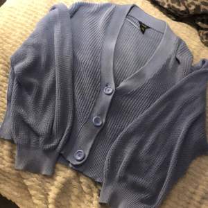 Säljer en blå stickad tröja i bara skick och tröjan är i storlek L ☺️