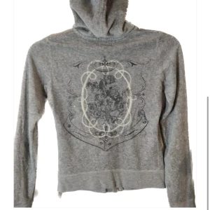 Juicy kofta!!💓 - En jättefin juicy kofta med coolt tryck på baksidan. Passar en xs, köparen står för frakten💓en söm har gått upp (se bild 3) men är igensydd, dock syns det knappt