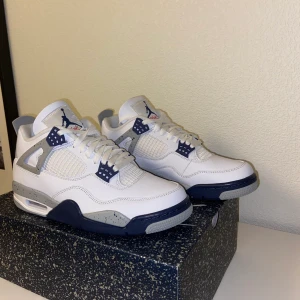 Air Jordan 4 Retro White Midnight Navy - Nypris 4500! Skorna är helt nya och oanvända. Storlek 43. Fraktar eller möts upp i Jönköping.  
