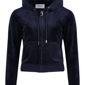 Juicy Couture tröja - Intressekoll på min juicy couture tröja! Den är i färgen Robertson classic. Användt skick, metallgrejerna på luvsnörena är borta tyvärr. Budgivningen ligger på 850kr! 