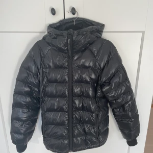 PEAK PERFORMANCE JACKA - Säljer denna vinterjacka från PEAK PERFORMANCE, den är i en mörk mörk blå färg som nästan ser svart ut och den är i jätte bra skick 💕köpt vintern 2020 och endast använd några gånger 💕