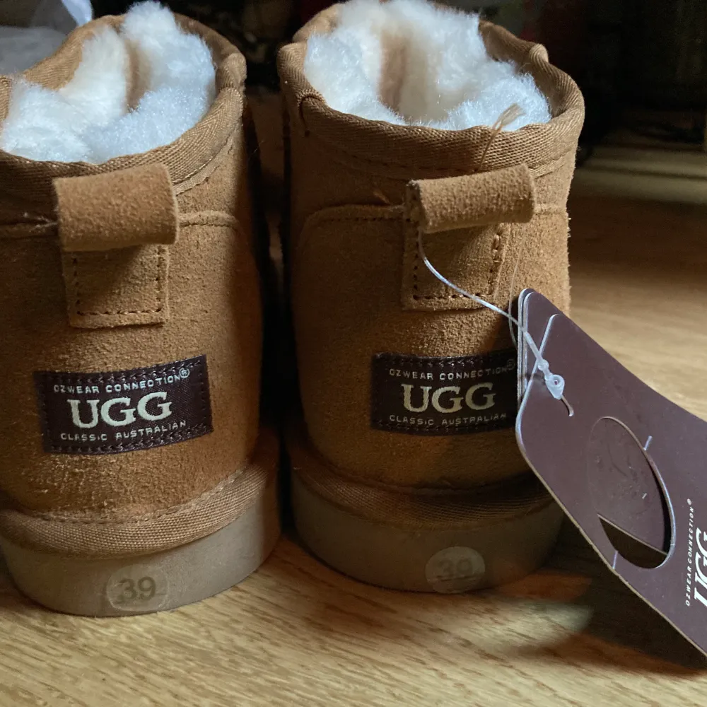 Jag säljer mina helt nya ozwear uggs mini i färgen chestnut, st 39. Köpta för 1900kr på en australiensisk hemsida och säljs för 1100kr. De kommer i original skokartongen med lappen kvar. Säljs pga fick fel storlek vid beställningen. . Skor.