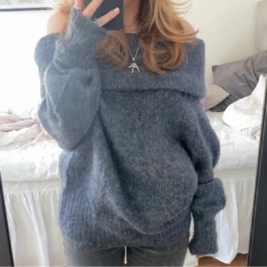 Populär hm tröja! - Säljer denna populära slutsålda tröja från HM! Bilden är lånad! Skriv privat för fler bilder, buda gärna. Nypris 299. Köparen står för frakt