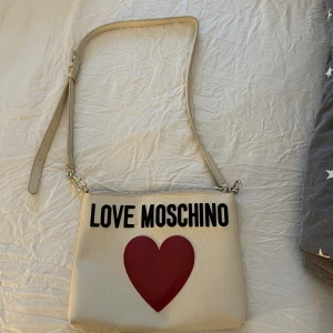 Love moschino väska - Snygg väska, fått den i present och vet inte om den är äkta därav det billiga priset. 