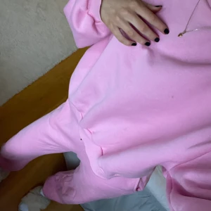 Mjukissett rosa - Från Nelly. Det går att köpa bara byxorna för 200kr och bara tröjan för 150kr eller så kan man köpa båda för 300kr. Byxorna är i strl XS men passar mig som är 173 i både längden och bredden. Tröjan är i S men passar om man vill ha oversized 