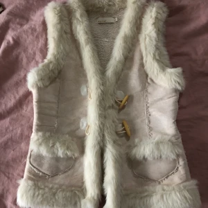 Päls väst - Så fin päls väst från märket ICHI storlek M, pris 49 kr