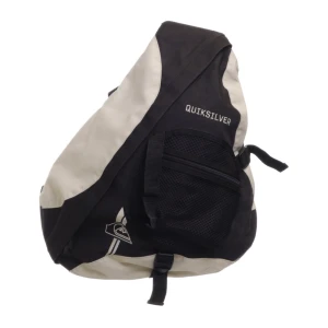 One shoulder ryggsäck  - Snygg cool ryggsäck som hänger på en Axel! Från quiksilver! Har en defekt på ett av spännena som jag kan skicka bild på! Det är anledningen till att jag säljer den rätt billigt!