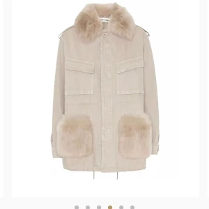 Custommade windie fur - Säljer min fina jacka från custommade med äkta päls. I bra skick, använd några gånger. Nypris 5699.