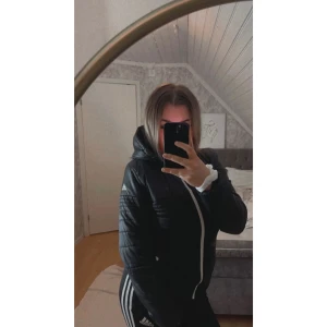 Addidas jacka - Säljer nu en addidas dunjacka! Själv har jag haft den vid träningstillfällen & använt som träningsjacka men går lika bra att ha i vardagen! Fina vita detaljer som dragkedjorna som funkar fel fritt! Vid intresse eller fler bilder tveka inte hör av dig💞🫶🏽
