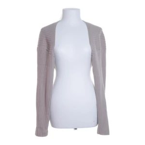 Bolero - Bolero från h&m. Nyskick - säljs endast pga flytt! Strl M, men skulle säga att den passar allt från Xs-M beroende på vilken passform man söker! Slutsåld på h&m. 