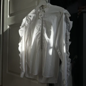 Jacka/tröja - Vet inte riktigt vad jag skulle kalla detta men en tröja kanske. Aldrig använd utan bara legat i garderoben i några år. Köpt på H&M. 