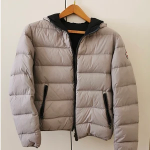 Colmar jacka  - Säljer min beiga Colmar jacka. Det är storlek 50 som motsvarar storlek M.