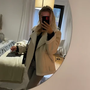 Vinterjacka - Superfin höst/vinter jacka, väldigt skön och varm. Kommer tyvärr inte till användning då jag har för många andra att välja på. 