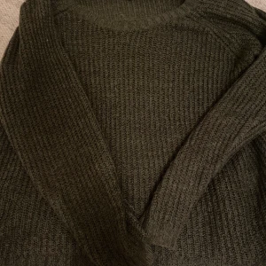 Grön stickadtröja 💚💚 - Säljer denna coola stickade tröjan! Den är tunn och snygg att ha över något linne eller så⚡️⚡️🙌