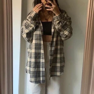 Oversized skjorta - Använd fåtal gånger. Lånad första bild.