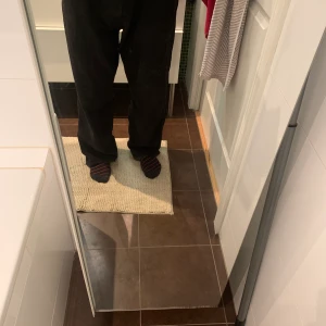 Levis Manchester byxor - Ett par sköna Manchester byxor från Levis. De är väldigt slitna längst ner på benen men fortfarande väldigt snygga! 