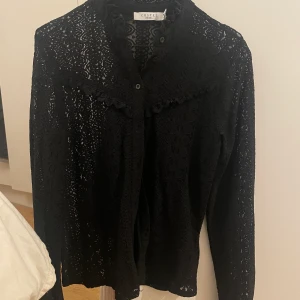 Spets blus - Säljer denna söta blus/topp använd 1 gång , storlek XS men skulle säga att den passar S också💕 